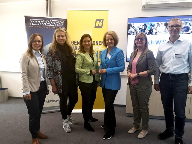 Beim Girl's Day bei der Firma Test Fuchs in Groß Siegharts: Katharina Kronsteiner, Michaela Roither, Nina Stift, Christiane Teschl-Hofmeister, Sandra Kern und Markus Nagl (v.l.) | Foto: Daniel Schmidt