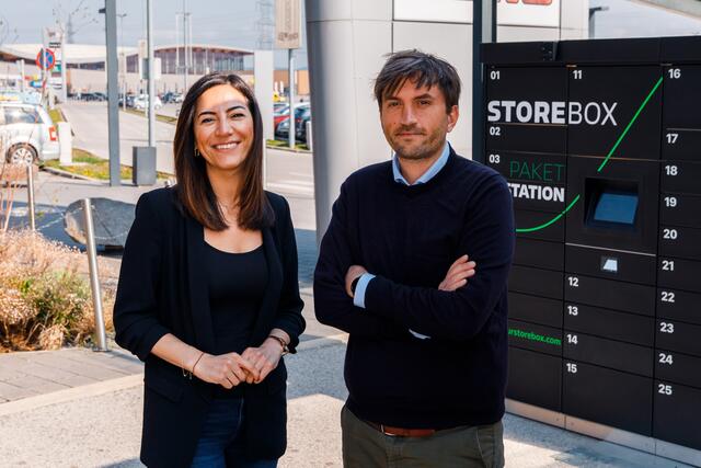F. Caglar und F. Dietrich vor der neuen Storebox. | Foto: G3 Shopping Resort