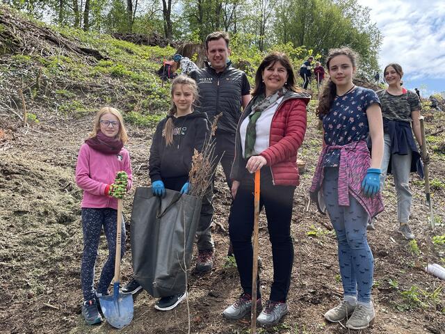 Dir. Andrea Kager-Schwar (Schloss Seggau) mit Förster Helmut Walch und Schülern der de La Tour Schule Sonnenhaus. | Foto: Reiterer