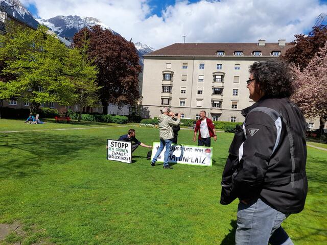 Protest von GR Gerald Depaoli mit Videoaufnahme am Hadynplatz. | Foto: Privat