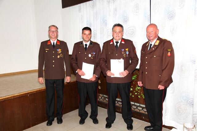 Von links: Kommandant Martin Hildner, Alexander Freudenthaler, Johannes Manigatterer und Bezirksfeuerwehrkommandant Thomas Wurmtödter.
 | Foto: FF Pürstling