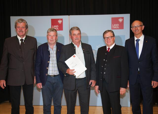 Gemeinde See: Vize-Bgm. Hubert Zangerl mit dem Geehrten Johann Petter. Im Bild mit BH Markus Maaß, LH Günther Platter und LR Toni Matte. | Foto: frischauf-bild