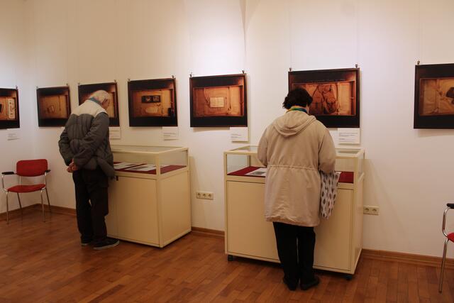 Auf 26 Tafeln zeigt das Bezirksmuseum Josefstadt die Inhalte der Koffer der Kinder, die nach Großbritannien geschickt wurden, um sie zu retten. | Foto: Sabine Ivankovits
