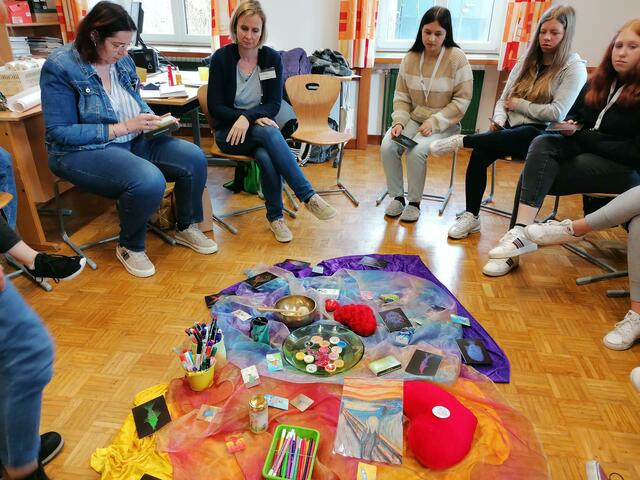 Marianne Kössl und Manuela Schwabe brachten den Schüler ihre Arbeit mit schwer kranken Menschen und deren Angehörigen näher. | Foto: FSB Gleiß