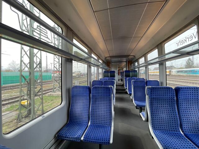 Menschen aus der Ukraine fahren derzeit kostenlos mit den Öffis in Salzburg.  | Foto: sm