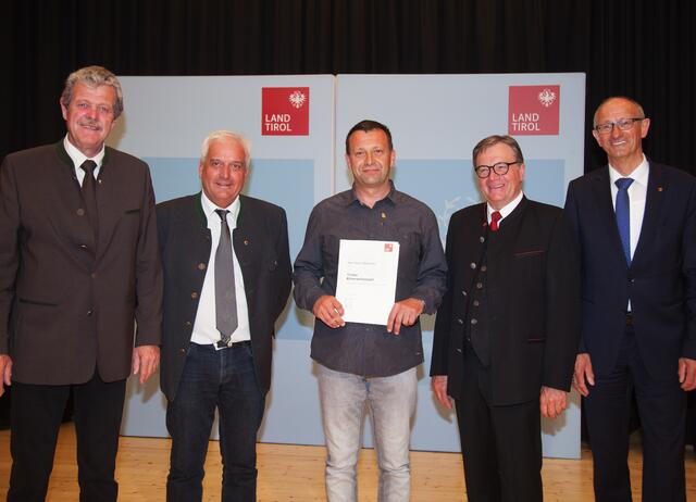 Gemeinde Prutz: Bgm. Heinz Kofler (2.v.li.) mit dem Geehrten Karl Heinz Oberhofer. Im Bild mit BH Markus Maaß, LH Günther Platter und LR Toni Mattle. | Foto: frischauf-bild
