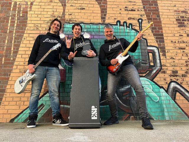 Lern-App für Gitarre "Fretello" erhält drei Millionen Euro Investment. V.l.: Fretello-Gründer Florian Lettner und Wolfgang Damm, Startup300 Vorstand Michael Eisler | Foto: Fretello