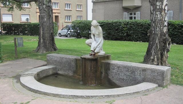 Die Brunnenfigur Quellnymphe entworfen steht seit 1953 am Haydnplatz. | Foto: Helmuth Oehler