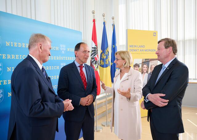 LH-Stellvertreter Franz Schnabl, Prof. Peter Filzmaier, Landeshauptfrau Johanna Mikl-Leitner und Landesrat Gottfried Waldhäusl.
  | Foto: NLK Pfeiffer