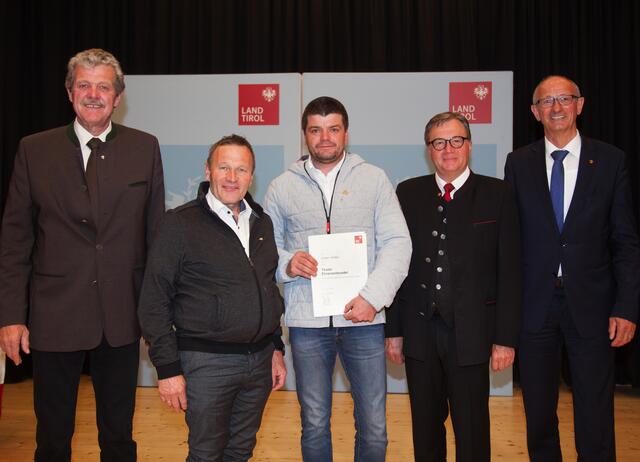 Gemeinde Galtür: Bgm. Hermann Huber (2.v.li.) mit dem Geehrten Jürgen Walter. Im Bild mit BH Markus Maaß, LH Günther Platter und LR Toni Mattle. | Foto: frischauf-bild