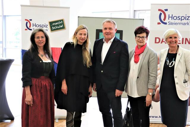 Monika Dunkl. Juliane Bogner-Strauß, Manfred Komericky, Erna Baierl und Barbara Muhr beim Festakt „Hospiz macht Schule“. | Foto: Edith Ertl