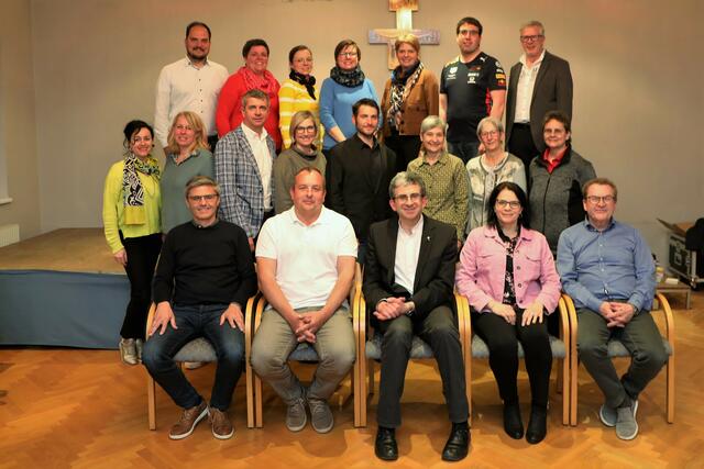 Sitzend von links nach rechts der Vorstand des PGR: Karl Schafelner, Karl Schönauer, Pfarrer Herbert Reisinger, Bernadette Mayer, Rudi Hiebl
Erste Reihe von links nach rechts: Claudia Fuchshuber, Marlene Wirlinger, Bernd Eckl, Uschi Wirlinger, Martin Weichselbaumer, Renate Gottwald-Hofer, Marianne Hirsch, Renate Steffelbauer.
Zweite Reihe von links nach rechts: Stefan Aigenbauer, Eva-Maria Gründling, Anna-Elisabeth Schnetzinger, Susanne Kirchweger, Marianne Peil, Matthias Sallinger, Hanspeter Lechner.
Nicht im Bild: Diakon Manuel Sattelberger, Sabine Hauleitner, Christine Sator-Leitner, Marianne Weigl