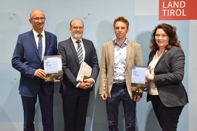 von links: LR Anton Mattle, Christian Bidner (Vorstand Abteilung Landesentwicklung), Christian Dobler (Abteilung Landesentwicklung - Nachhaltigkeitskoordinator), LHStvin Ingrid Felipe. | Foto: © Land Tirol/Pichler