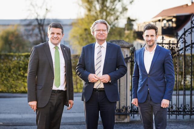 LR Christopher Drexler und LAbg. Lukas Schnitzer gratulierten Bgm. Franz Jost zur einstimmigen Wiederwahl als Stadtparteiobmann. | Foto: www.broboters.at