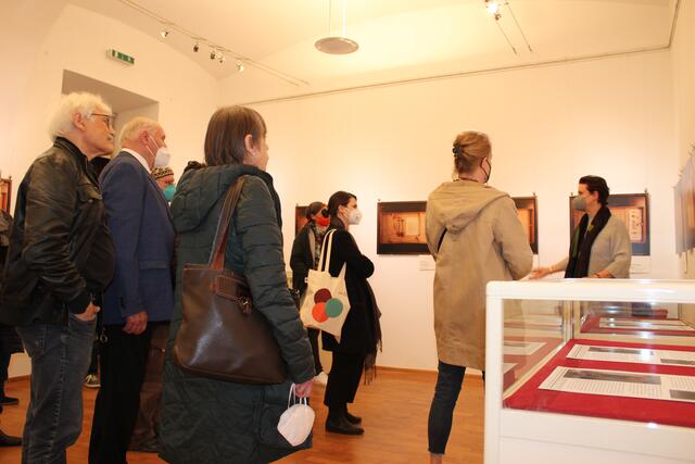 Milli Segal führte am Tag der Eröffnung durch die Ausstellung "Für das Kind".  | Foto: Sabine Ivankovits