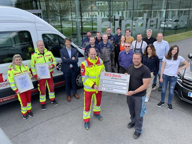 Martin Supper bekommt den Scheck von Binder+Co Mitarbeiter Werner Kriegl (im Vordergrund v.l.) übergeben.  | Foto: RegionalMedien Ulrich Gutmann