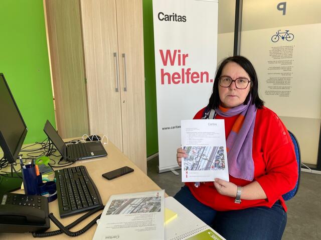 Gerlinde Hörl von der Caritas Salzburg informiert über weitere Schritte für die geflüchteten Menschen aus der Ukraine. | Foto: Lisa Gold