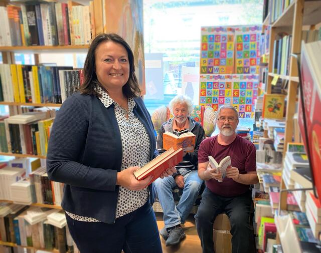 Beim gemeinsamen Lesen (v.l.): Nationalratsabgeordnete Petra Wimmer, Gastautor Luis Stabauer und Weinphilosoph Norbert Perkles.
 | Foto: Bernhard Stegh