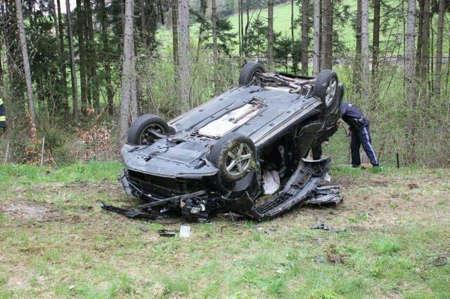 Der Pkw wurde überschlug sich und kam auf dem Dach zum Liegen. | Foto: FF St. Martin