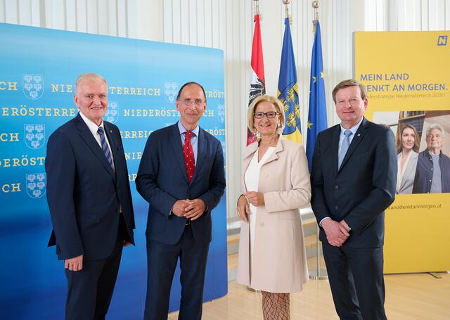 LH-Stellvertreter Franz Schnabl, Prof. Peter Filzmaier, Landeshauptfrau Johanna Mikl-Leitner und Landesrat Gottfried Waldhäusl. | Foto: NLK Pfeiffer