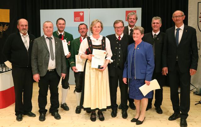 Gemeinde Kappl: Bgm. Helmut Ladner (2.v.re.) mit den Geehrten Ludwig Fritz, Albert Richard Handle, Agnes Veronika Jäger, Margareta Maria Jehle, Hubert Pfeifer und Reinhard Siegele. Im Bild mit BH Markus Maaß, LH Günther Platter und LR Toni Mattle. | Foto: frischauf-bild