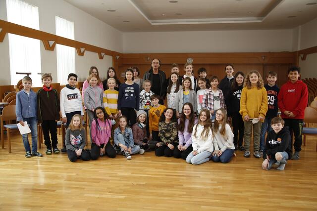 Christian Kolonovits mit den Schülerinnen und Schülern der 1M und 2M im Gymnasium Mattersburg | Foto: BG/BRG Mattersburg