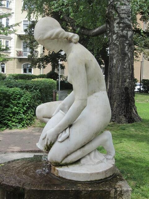 Hans Plangger entwarf die auch als „Mädchen mit dem Krug“ bezeichnete Figur.  | Foto: Helmuth Oehler