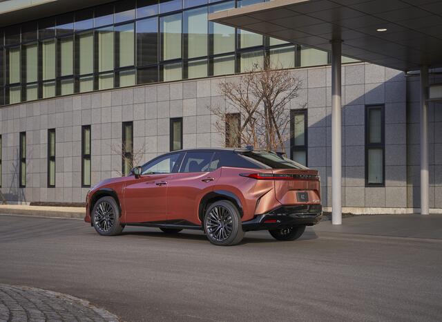 Neueste Technologie im neuen Lexus RZ 450e ist das „One Motion Grip“ Steer-by-Wire-System: Der Input des Fahrers vom Lenkrad an die Räder wird nicht über eine mechanische Lenksäule, sondern eine elektrische Steuerung geschickt.