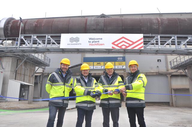 Blaues Band und Drehrohrofen: Christoph Stock, Rajah Jayendran, Herbert Cordt, Stefan Borgas. | Foto: Kogler