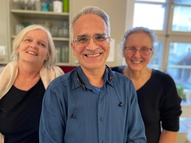 Das Café der Kulturen gibt es schon etliche Jahre in der Stadt Salzburg. Behnam (Mitte) schätzt den Austausch mit anderen und dadurch andere Nationen kennenzulernen. 