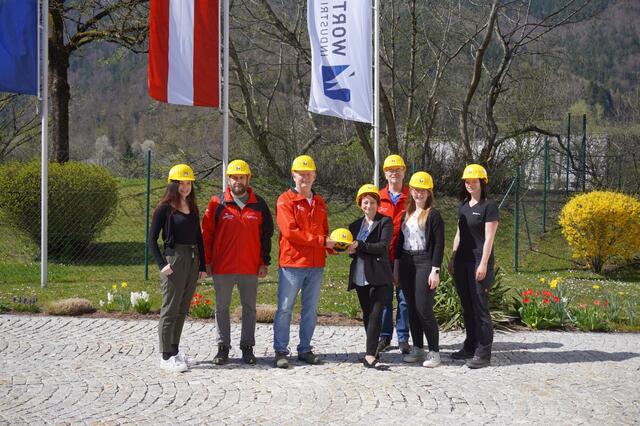 Ines Riegler, Naturfreundevorsitzender Patrick Pils, Höhlenchef Johann Scharner,  Patricia Lorton, Johann Rußwurm, Nadja Steinhammer und Katharina Scharner | Foto: Worthington Industries