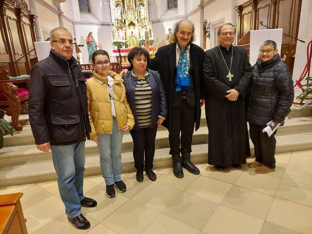 Rainer König-Hollerwöger (3.v.r.) und Probst Andreas Lango (2.v.r.) mit Flüchtlingen aus der Ukraine und einer Dolmetscherin, vor dem Altar der Stiftskirche in Eisgarn. | Foto: IPS-Wien