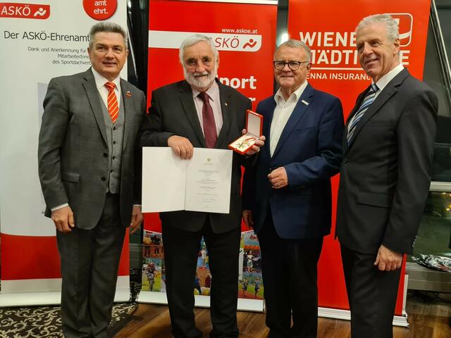 ASKÖ Präsident Hermann Krist(l.), Präsident der Sport Austria Hans Nissl (2.v.r.) und ASKÖ Steiermark Präsident Gerhard Widmann (r.) überreichten Karl Mayrhofer vom Schibobclub Steyr das goldene Verdienstzeichen. | Foto: privat