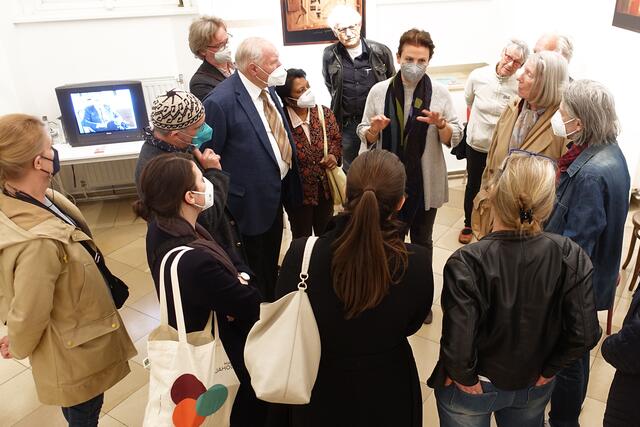 Milli Segal führte am Tag der Eröffnung durch die Ausstellung "Für das Kind".  | Foto: Helmut Pokornig