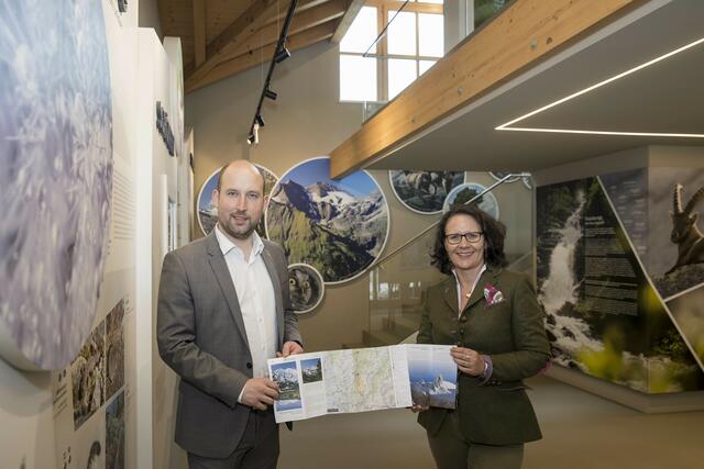 Bürgermeister Hannes Schernthaner und Landesrätin Daniela Gutschi laden ins neugestaltete Fuscher Museum ein. | Foto: LMZ/Neumayr/Leopold