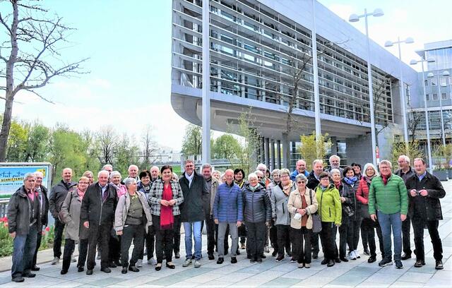 Gruppenfoto der Ernsthofener Senioren vor dem Landhausschiff in St. Pölten | Foto: Johann Zauner