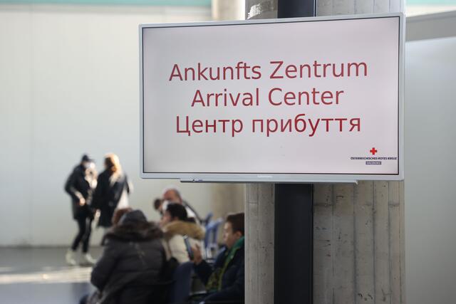 Im Ankunftszentrum am Salzburger Messezentrum werden Ankommende aus der Ukraine vom Roten Kreuz registriert. Im Wartebereich gibt es Verpflegung, WCs, Waschmöglicheit sowie psychosoziale Hilfe.  | Foto: Franz Neumayr 