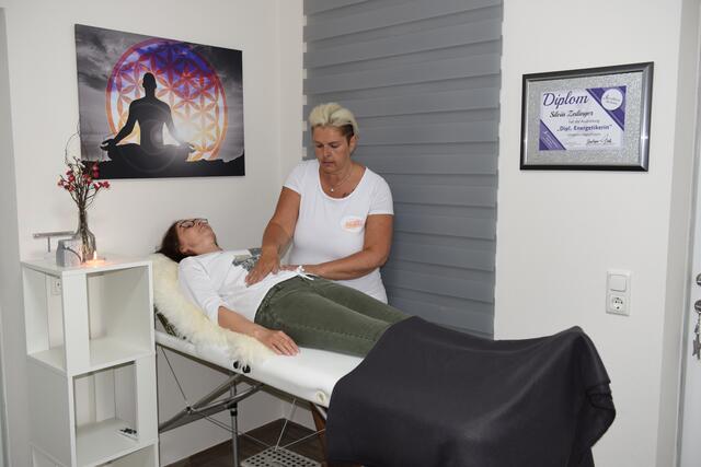 Body Energy Transforming
Tue deinem Körper, Geist und Seele etwas Gutes um wieder in Balance zu kommen.
Mit der neuartigen BET Behandlung werde
negative und blockierende Energien
durch Halten und aktivieren
verschiedener Körperenergiepunkte
in universelle Lebensenergie transformiert.
 | Foto: Seelenwerk