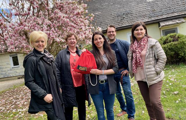 Stadträtin Ina Hobel, Kraftwerk-Obfrau Gertrud Schupanz, Sozialarbeiterin Denise Mattausch, Jugendausschuss-Mitglied Andreas Hobel und Bürgermeisterin Maria Knauder im Garten der neuen St. Andräer "aspHALT"-Zweigstelle. | Foto: MeinBezirk.at