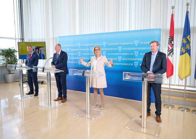 Präsentation der Ergebnisse der Haushaltsbefragung mit Prof. Peter Filzmaier, LH-Stellvertreter Franz Schnabl, Landeshauptfrau Johanna Mikl-Leitner und Landesrat Gottfried Waldhäusl  | Foto: NLK Pfeiffer