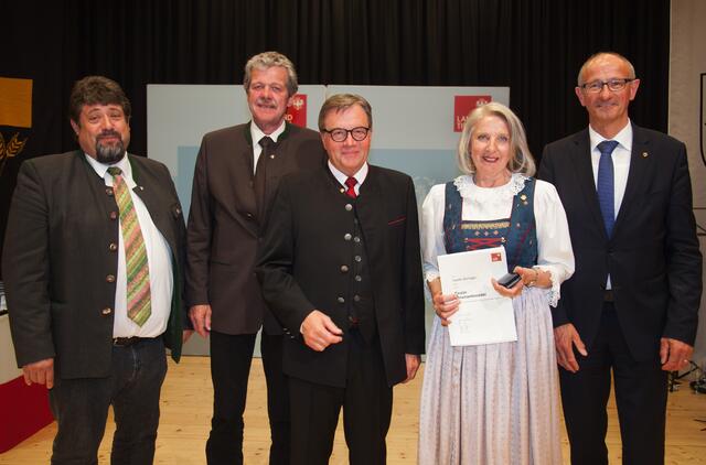 Gemeinde Faggen: Bgm. Andreas Förg (li.) mit der Geehrten Isolde Seiringer. Im Bild mit BH Markus Maaß, LH Günther Platter und LR Toni Mattle. | Foto: frischauf-bild