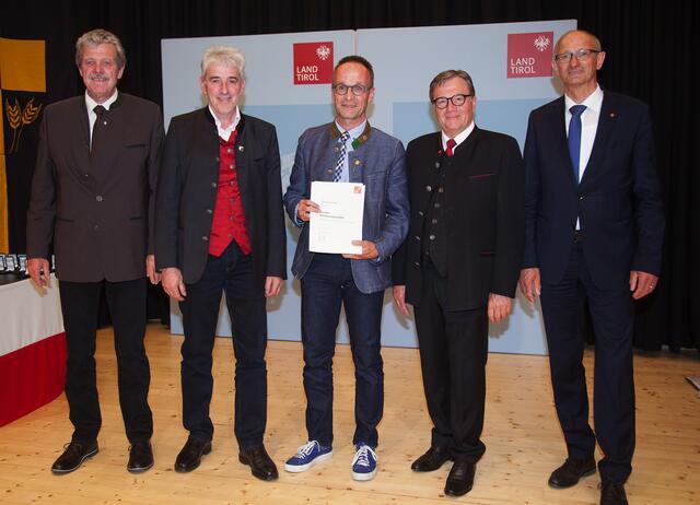 Gemeinde Stanz bei Landeck: Bgm. Ferdinand Beer(2.v.li.) mit dem Geehrten Gerhard Peer. Im Bild mit BH Markus Maaß, LH Günther Platter und LR Toni Mattle. | Foto: frischauf-bild