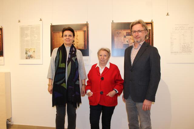 Milli Segal brachte die Ausstellung "Für das Kind" nach Wien. Am Bild mit Museumsleiterin Maria Ettl und Bezirksvorsteher Martin Fabisch bei der Ausstellungseröffnung.  | Foto: Sabine Ivankovits