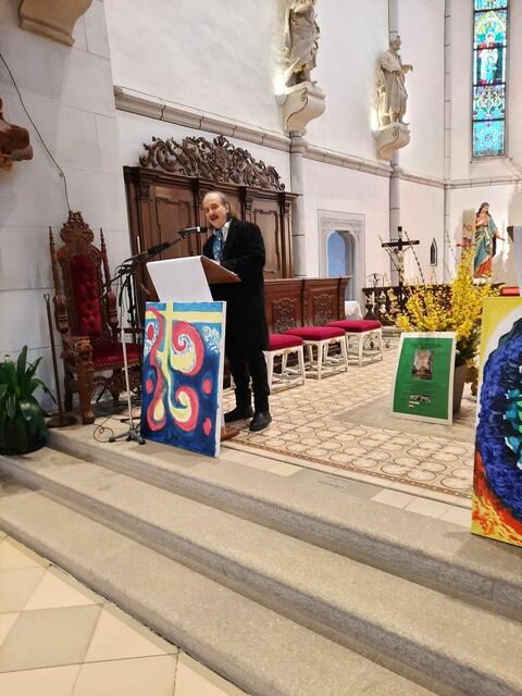 Rainer König-Hollerwöger bei seiner Ansprache im Altarraum der Stiftskirche, davor sein Ölgemälde "Weltendrama Ukraine 2022". | Foto: IPS-Wien