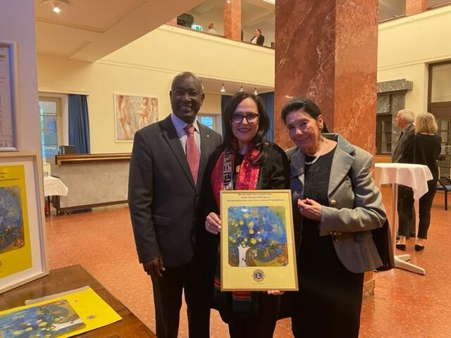 Zonenleiter Emmanuel Rukundo, Präsidentin Isabella Schuster Zoglauer und Uta Mackowitz im Haller Kurhaus.
  | Foto: Lions Club Innsbruck Triumphpforte