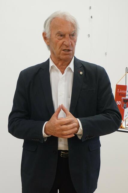 Hans Skarits gibt einen kurzen Einblick in die Geschichte des Pongratzhauses und es Pulverturms