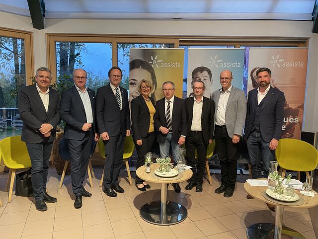 Die Podiumsgäste, die in Altenhof über Möglichkeiten zur Aufwertung des Pflegeberufs und den Stellenwert von assista sprachen. | Foto: BRS/Straif