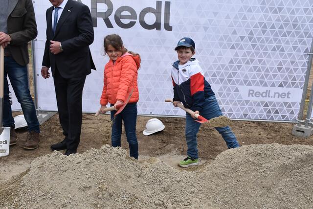 Packen kräftig mit an - Florentina und Thomas Redl - die nächste Generation. | Foto: Alexandra Goll