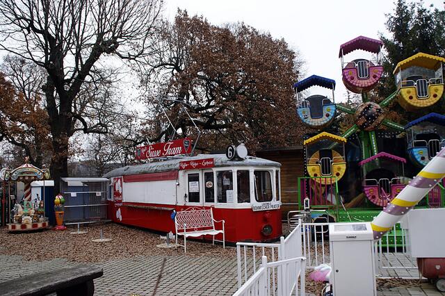 Die süße Tram im Böhmischen Prater könnte sicher viele Geschichten erzählen. | Foto: Karl B.
