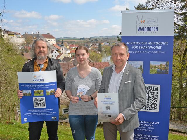 Herbert Höpfl, Vanessa Windtner und Josef Ramharter (v.l.) bei der Präsentation der neuen Werbemittel für den Hearonymus Audioguide. | Foto: Stadtgemeinde Waidhofen